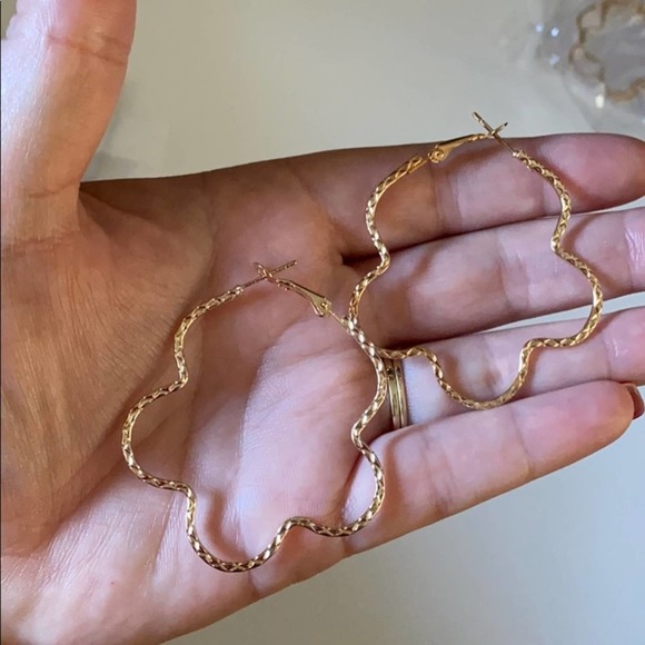 Flower Geometric Gold Twisted Hoop Earrings - Picture 6 of 6